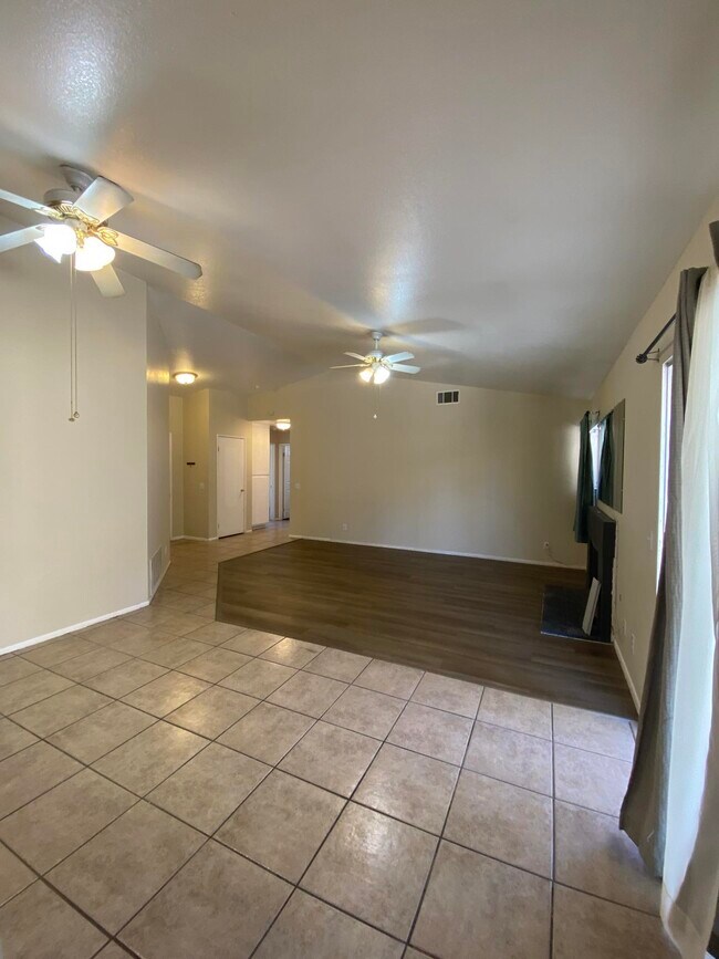 Foto del edificio - 11215 Westbrook Dr