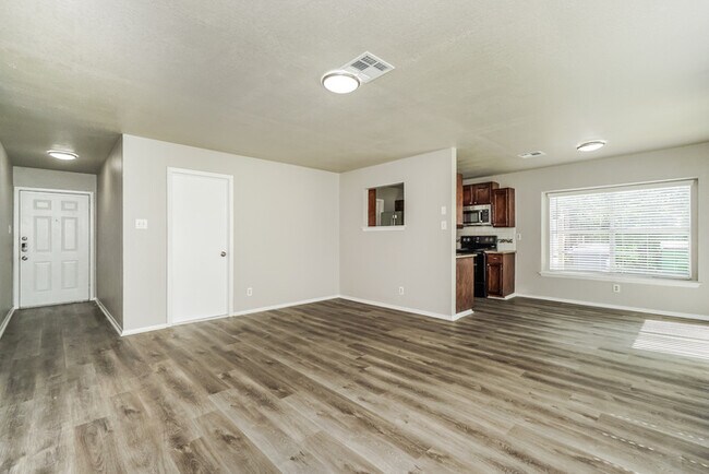 Building Photo - 1070 Hickory Trail St