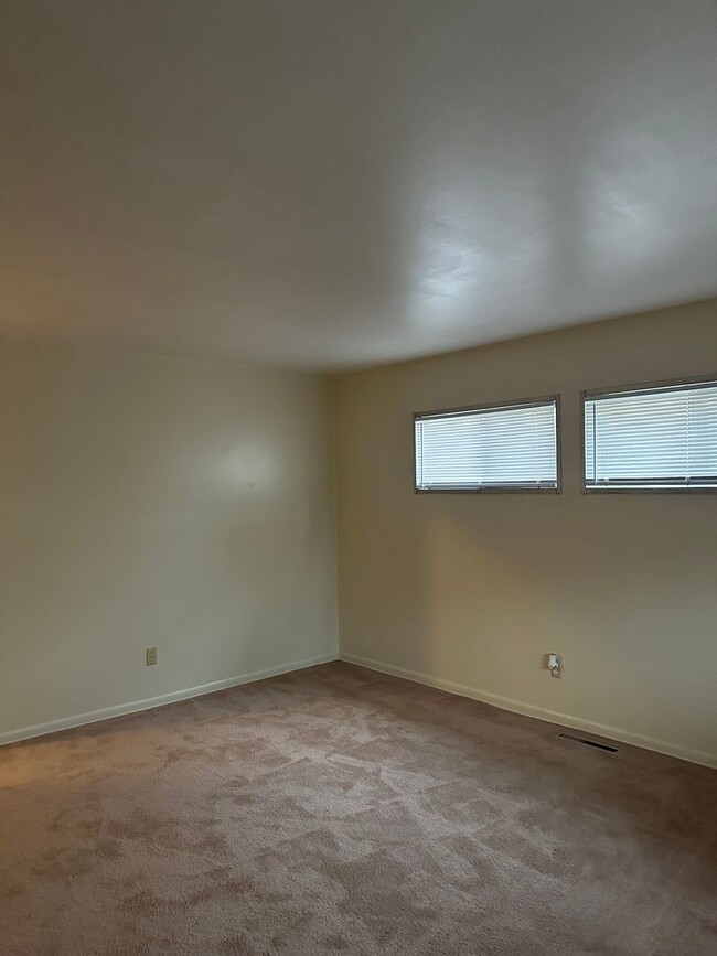 Building Photo - Four bedroom, one bathroom home and half o...