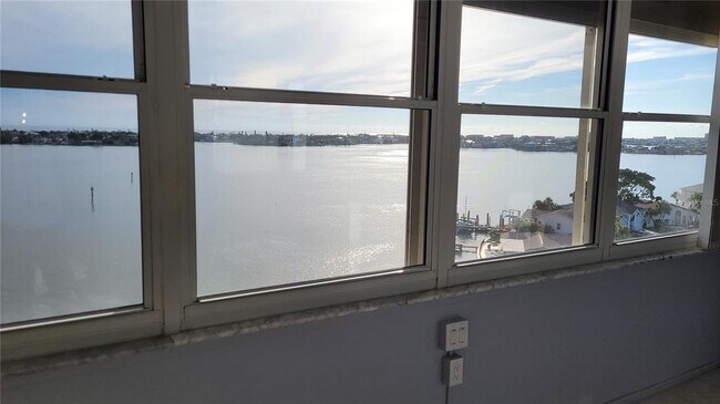 Foto del edificio - 4750 Cove Cir