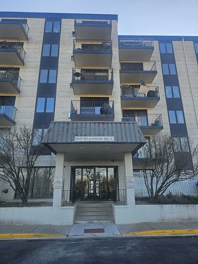 9078 W Heathwood Dr Unit 1M, Niles, IL 60714 Condo for Rent in Niles, IL