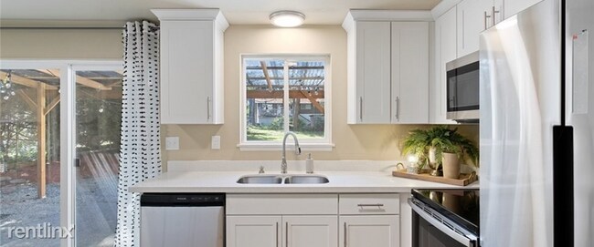 Foto del edificio - 3 br, 1 bath Duplex - 9914 112th Street So...