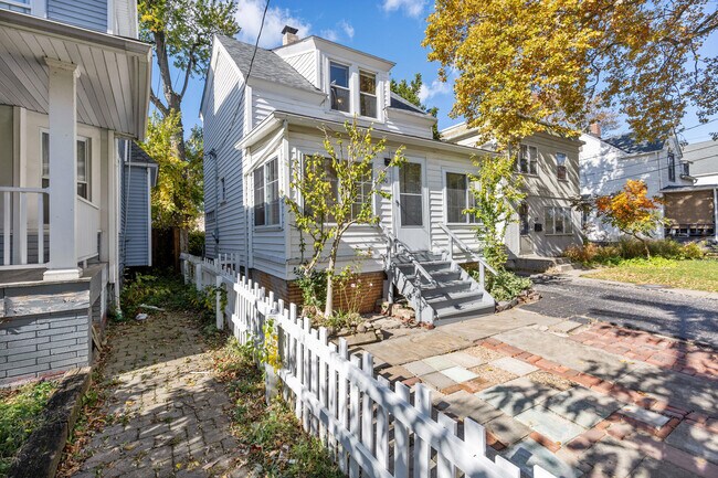 Building Photo - Charming North Collinwood Cottage