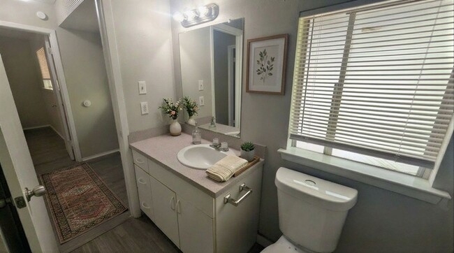 Foto del edificio - 1711 Burton Dr