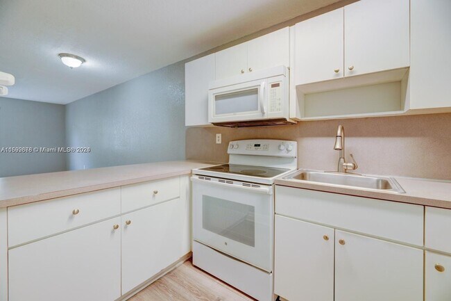 Foto del edificio - 8027 NW 8th St