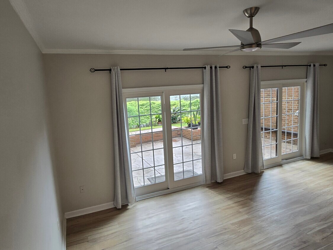 Foto del edificio - 5027 Forest Lake Pl