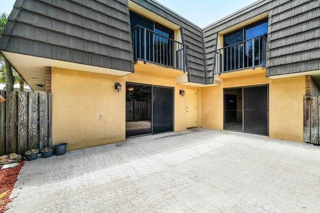 Building Photo - 624 6th Way