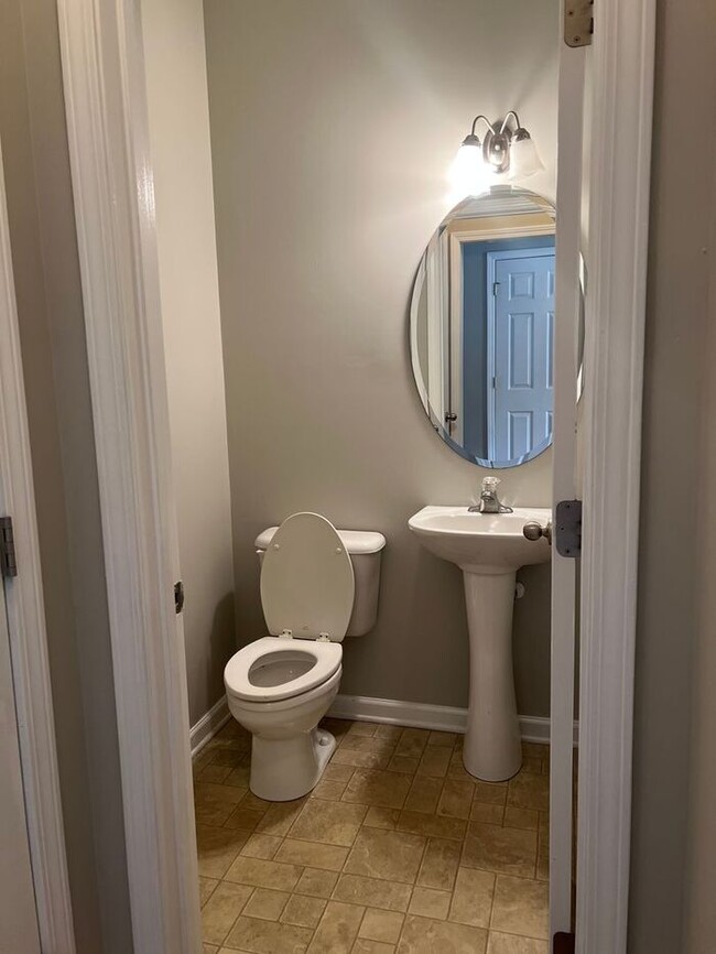 Building Photo - Three Bedroom Townhouse in Regent Park!