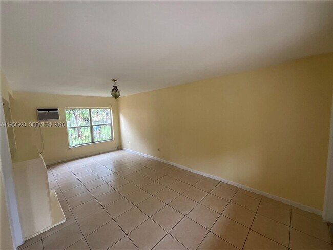 Foto del edificio - 648 NE 139th St