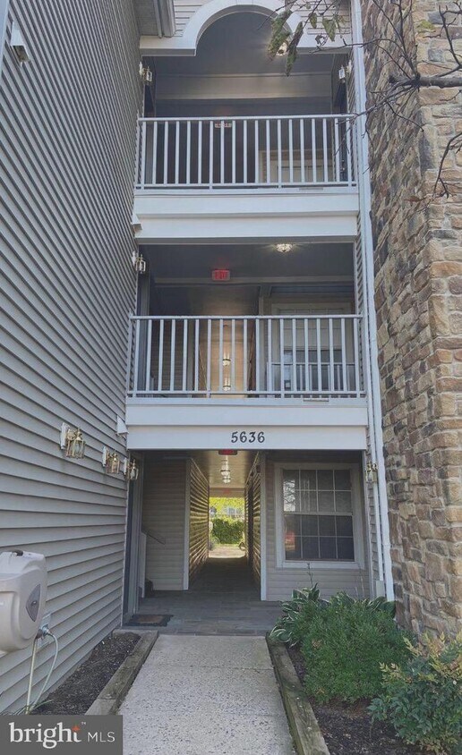5636 Willoughby Newton Dr Unit 16, Centreville, VA 20120 Condo for