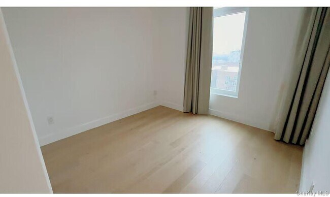 Foto del edificio - 136-18 Maple Ave