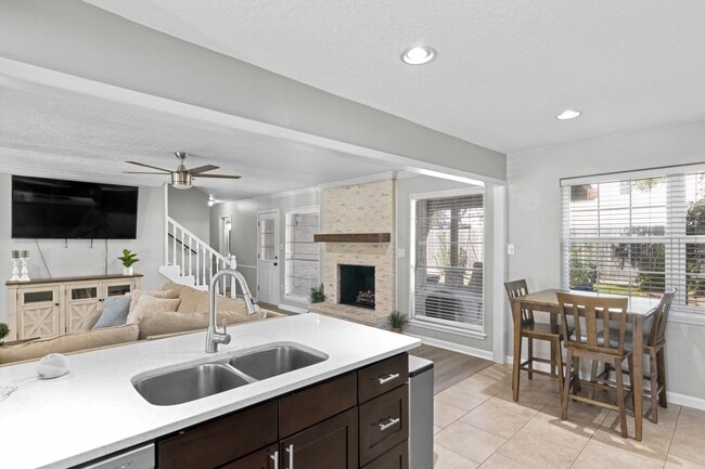 Foto del edificio - 13910 Ella Lee Ln