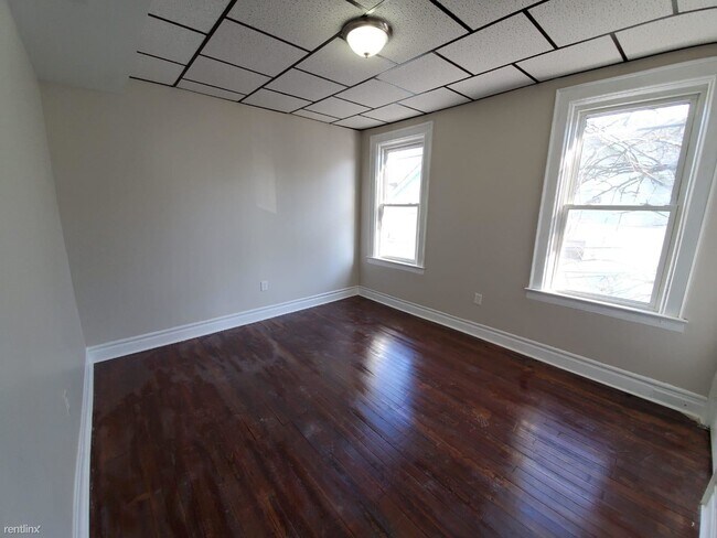 Building Photo - 3 br, 1 bath  - 250 Elmwood Ave Apt 1