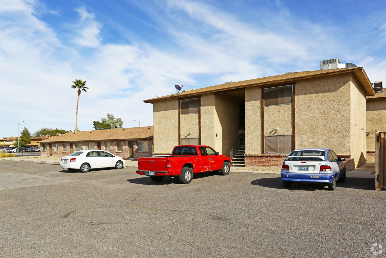 Foto principal - 4879 E Owens Ave