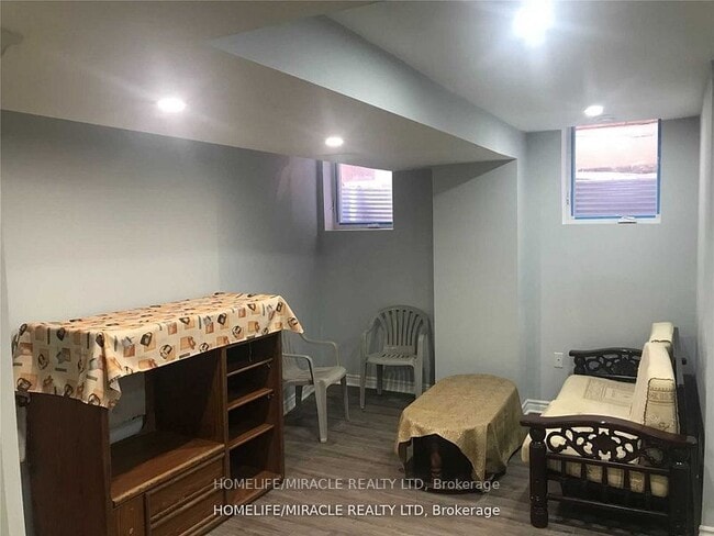 Photo du bâtiment - 93 Whitehouse Cres