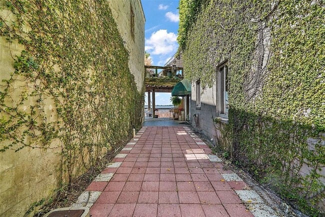 Foto del edificio - 408 Lake Dora Rd