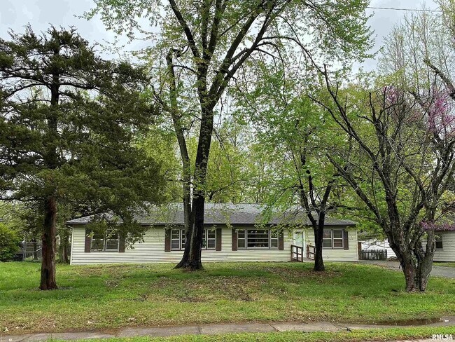 Building Photo - 1216 W Chautauqua St