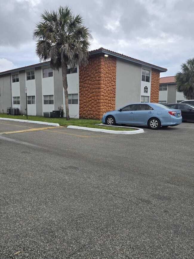 Building Photo - 1201 SW 52nd Ave