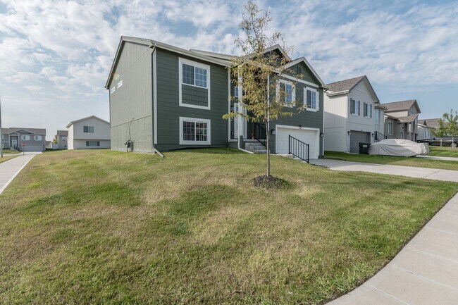 Foto del edificio - Open-Concept 3-Bedroom with Corner Lot Vie...