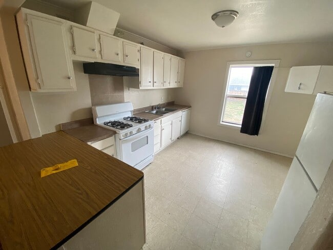 Building Photo - Super Cute 2 bedroom!