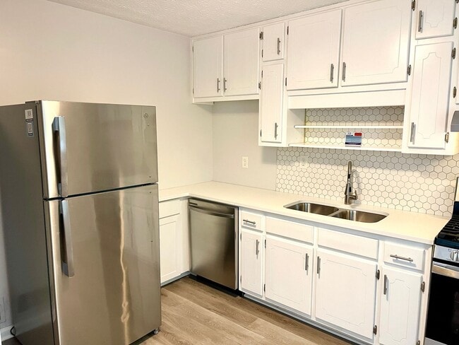 Building Photo - Welcome to this charming 2-bedroom, 1-bath...