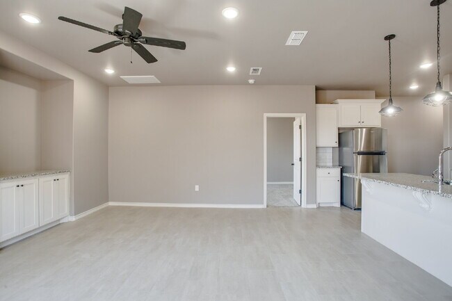 Building Photo - 3/2/2 duplex located in Highland Heights!!