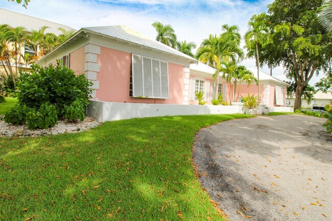 Foto del edificio - ***DOWNTOWN***OLDE NAPLES***BEACH IS JUST A FEW STEPS FROM FRONT DOOR***4 BEDS/ 3 BATHS***FURNISH...
