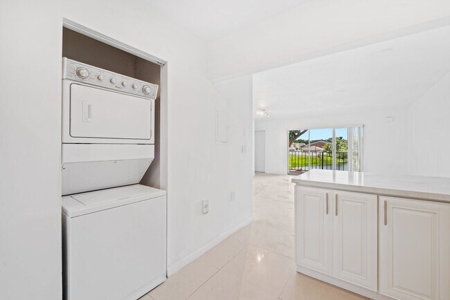 Foto del edificio - Peaceful corner unit 2 Bed 2 bath overlooking beautiful lake