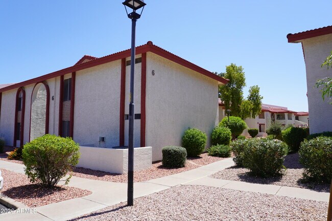 Foto del edificio - 10610 S 48th St