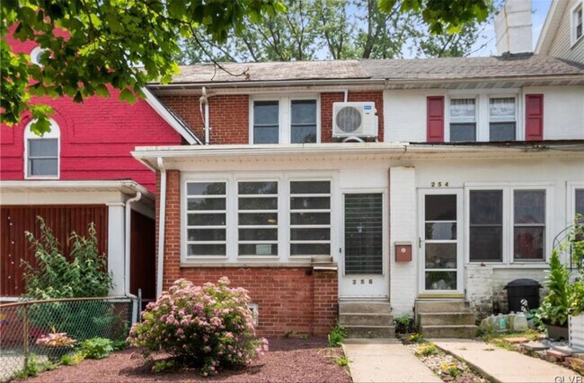 Foto del edificio - 256 Lehigh Ave