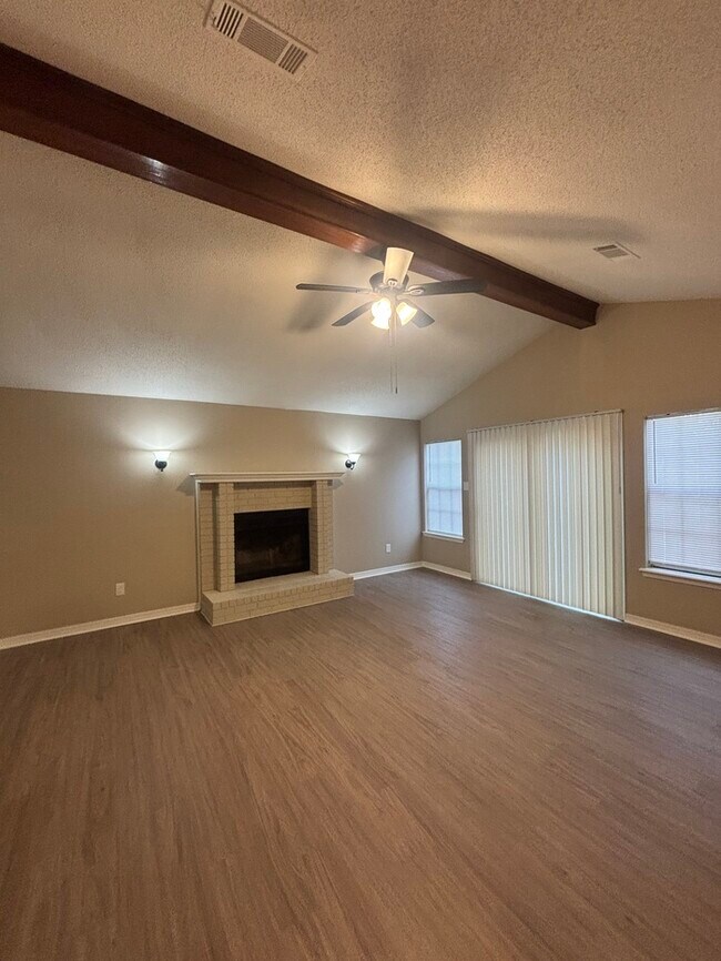 Building Photo - 14 Amy