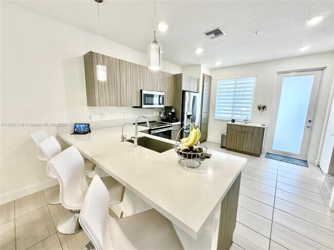 Foto del edificio - 6416 NW 102nd Ct