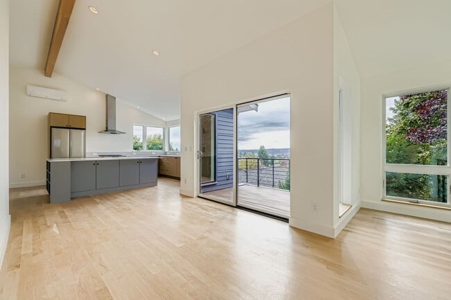 Building Photo - Hawthorne Hills Home