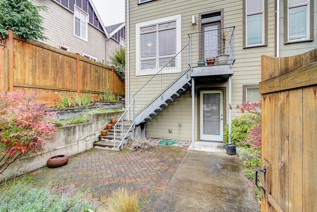 Building Photo - Private Queen Anne Townhome! Open House Sa...