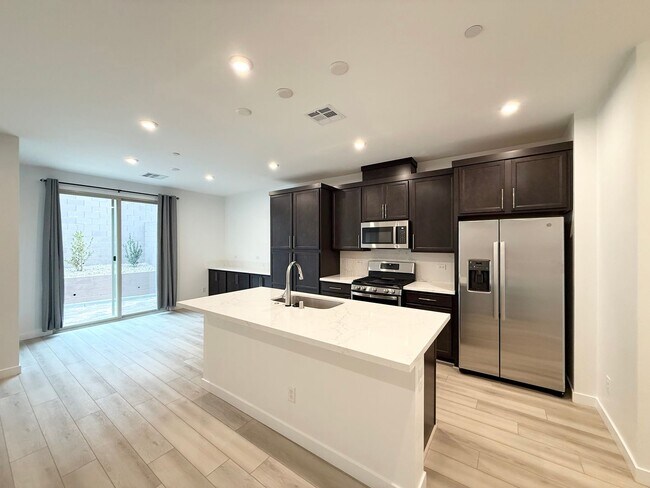 Building Photo - 3/BD 2.5/BA Brand New Modern Townhome in S...