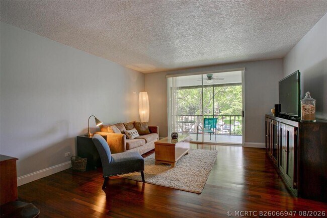 Building Photo - 3740 Inverrary Dr