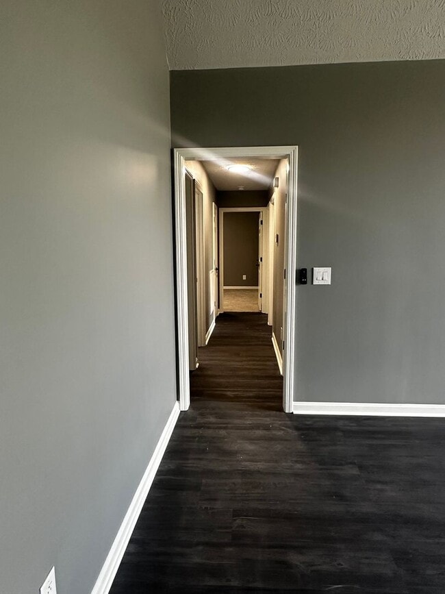 Building Photo - Fully Renovated in White House