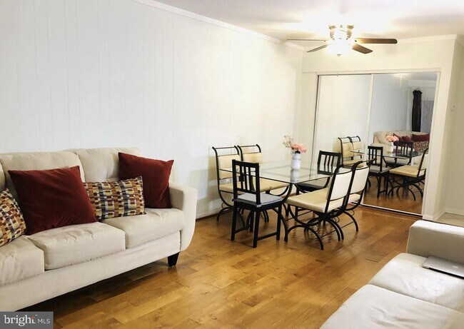 Foto del edificio - 5814 Royal Ridge Dr