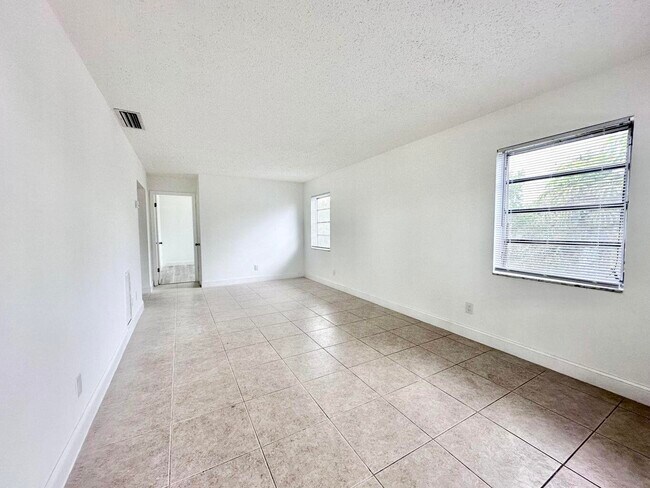 Foto del edificio - 906 Foresteria Dr