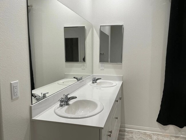 Foto del edificio - Elegant 7-Bedroom Retreat with Modern Upgr...