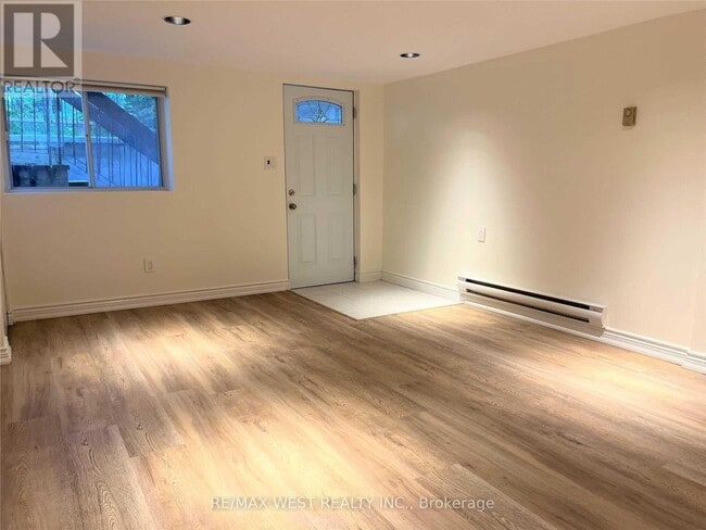 Building Photo - 537 Roxton Rd