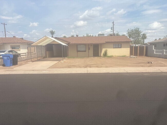 Foto del edificio - 2746 W Glenrosa Ave