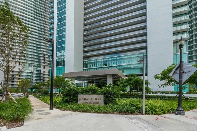 Foto del edificio - 650 NE 32nd St