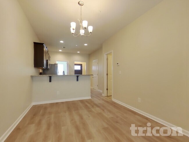 Foto del edificio - 404 Riverwood Ct