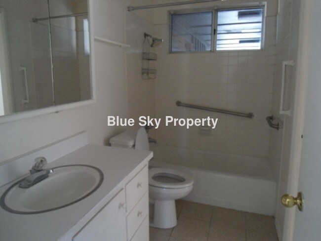 Building Photo - 1553 Meadowvale Rd