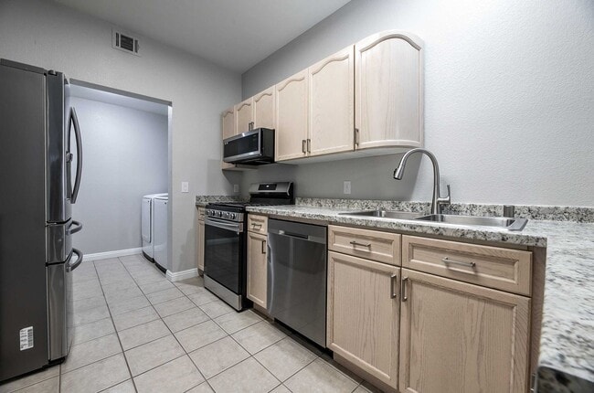 Building Photo - Cute 3 Bedroom and 3 Bath townhouse with a...