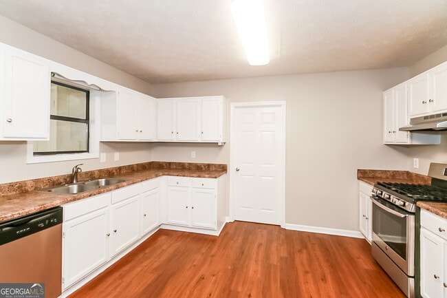 Building Photo - 590 Mary Erna Dr