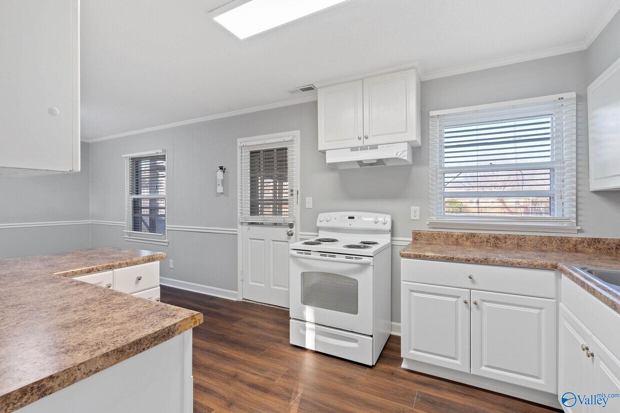 Foto principal - 2106 Windover Dr NE