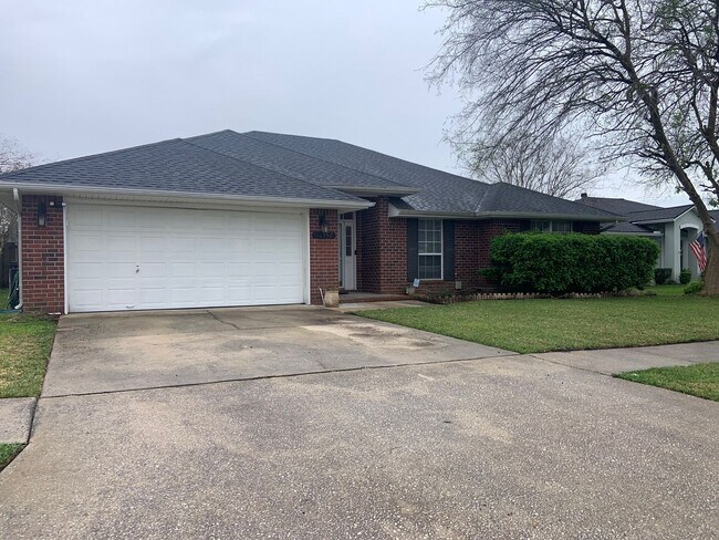 Building Photo - 4 Bedroom Brick Home
