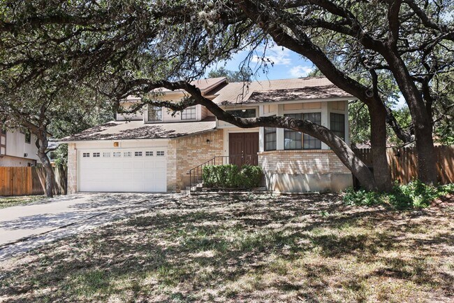 Building Photo - Charming Home Awaits: Spacious & Modern Li...